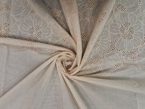 Tissu en coton blanc de qualité supérieure avec broderie florale Schiffli sur toute la surface - Matériau ajouré complexe pour robes - Vente chaude - Product Image 5