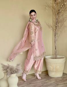 Ensemble Anarkali brodé rose avec dupatta, tenue traditionnelle indienne et pakistanaise pour femme, idéal pour mariage, coupe régulière, longueur cheville - Product Image 2