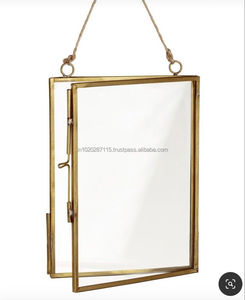 Elegante marco de fotos de metal artesanal para exhibiciones en el hogar que ofrece imágenes impresionantes, durabilidad y calidad atemporal hoy. - Product Image 4