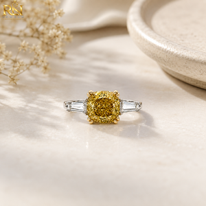 Bague pour homme en or massif jaune canari avec diamant de laboratoire taillé en baguette conique et trois pierres, bijoux de luxe raffinés |   9K 14K 18K - Product Image 2