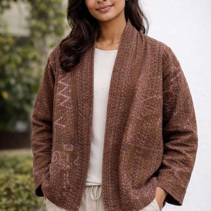 Abrigo de mujer tejido a mano Kantha Gypsy Thread, bata corta con estampado étnico Ajrakh, chaqueta de invierno corta de algodón al por mayor, hecha a mano - Product Image 1