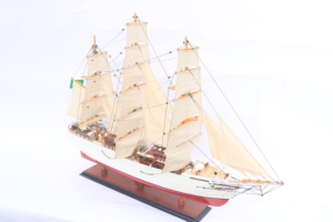 Maqueta de Barco de Plataforma Alta Cisne Branco Hecha a Mano con Madera de Plantación - Réplica a Escala del Buque de Entrenamiento de la Armada Brasileña para Decoración de Hogar u Oficina - Product Image 3