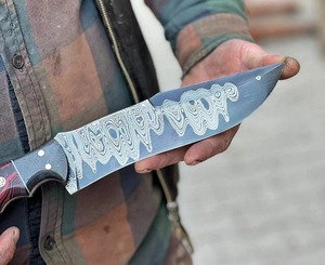 Cuchillo Bowie de Caza Personalizado OEM Hecho a Mano, Acero de Damasco, Punta Caída, Borde Recto, 13 Pulgadas de Longitud Total, Mango de Madera - Product Image 5