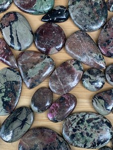 ทับทิม zoisite Cabochon ขายในปริมาณมากกิโลกรัมกิโลกรัมกิโลกรัมกิโลกรัมกิโลกรัมกิโลกรัมกิโลกรัมกิโลกรัมกิโลกรัมกิโลกรัมกิโลกรัม - Product Image 1