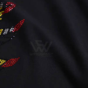 Camiseta con pedrería que añade brillo tanto a la ropa informal como a las fiestas. - Product Image 5
