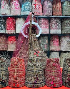 Timeless Winter Adults Bridal Lehenga Choli Heavy Flair avec miroir et pierre de Jarkan Detailing Long Blouse & Dupatta - Product Image 3