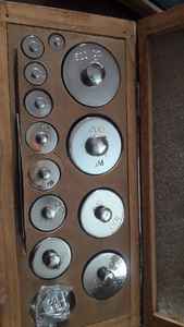 กล่องน้ำหนักกายภาพ MAYALAB 1000 กรัม พร้อมคีมจับน้ำหนักแบบเศษส่วน กล่องไม้ สีเงินขาว |   ชุดมาตรฐานห้องปฏิบัติการการศึกษา - Product Image 3