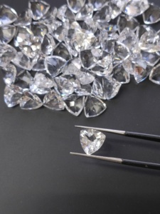 Topacio blanco natural de 10 mm con corte trillón, gema suelta de la mejor calidad para la fabricación de joyas - Product Image 1