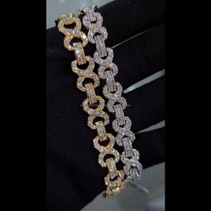 Pulsera de lujo con diamantes cultivados en laboratorio, redondos y en forma de baguette, con acabado en oro y plata. - Product Image 3