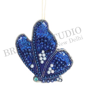 Adornos Navideños de Terciopelo y Satén Hechos a Mano por Brazeal Studio, Ecológicos, con Cuentas Bordadas, Personalizados, de 4 Pulgadas (10 cm), Color Dorado de Fábrica - Product Image 3