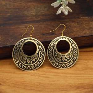 Pendientes de Aro Tribales con Diseño de Puntos en Latón Oxidado Hechos a Mano |   Pendientes colgantes con diseño de puntos dorados sobre fondo negro |   Étnico Indio Bohemio - Product Image 1