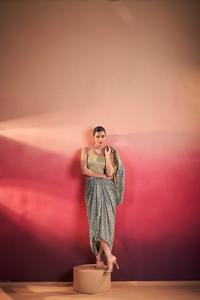 Tenue en soie Tasar à motifs artistiques fantaisistes de créateur indien, style moderne, sari Dhoti avec Koti et Blouse pour femme - Product Image 6