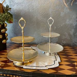 Support à dessert à plusieurs niveaux en laiton finition antique avec assiettes gravées pour hôtels, restaurants et événements – Décoration maison et restaurant - Product Image 3