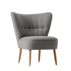 Un fauteuil d'appoint gris moderne avec un dossier capitonné en forme de coquille et des pieds en bois effilés, parfait pour le salon. - Product Image 2