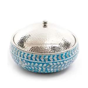 Bol décoratif artisanal en argent plaqué avec couvercle, motif Meenakari bleu, plat de service en métal pour fruits secs et bonbons, article cadeau - Product Image 1