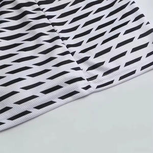 Tenue de basketball flexible pour équipe, confectionnée avec un tissu respirant et un short extensible, pour un mouvement rapide sur le terrain et un confort durable. - Product Image 4