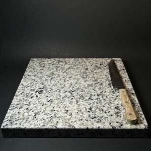 Tabla de cortar de mármol diseñada para chefs que necesitan una superficie duradera para cortar, picar y servir. - Product Image 4