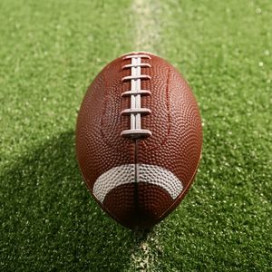 Ballon de football américain durable avec logo personnalisable, fournisseur, usine d'exportation mondiale, fabricant, équipement sportif pour usage extérieur - Product Image 4
