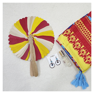 Éventail coloré en feuilles de palmier, fabriqué avec du feuillage de palmier et une poignée en bois de coco, pour un effet rafraîchissant et une utilisation décorative, Vietnam. - Product Image 1