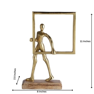 Sculpture décorative moderne abstraite en métal, figurine humaine tenant un cadre carré ouvert, pour la décoration de table ou de salon - Product Image 4