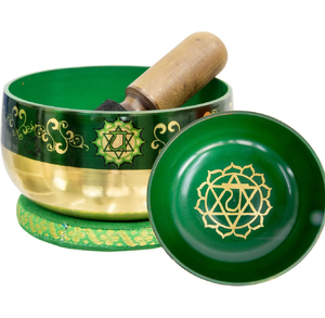 Ensemble de bols chantants en laiton peint en rouge, décoré d'un symbole chakra doré et d'un marteau en bois, disponible à prix de gros. - Product Image 5