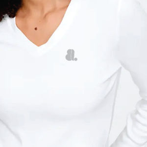 Camiseta Casual de Mujer, Cuello en V, Manga Larga, 100% Algodón Orgánico, con Logotipo, Corte Regular, Color Sólido, Transpirable y Ecológica - Product Image 3