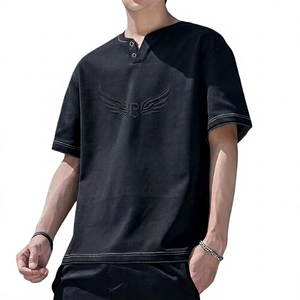 Camiseta de Manga Corta para Hombre con Logotipo de Ala en Relieve, Cuello en V, Corte Regular, Color Sólido, Algodón Jersey - Product Image 1