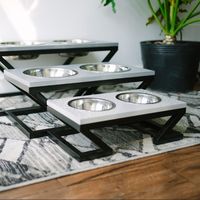 Mangeoire pour animaux de compagnie en métal noir durable et écologique avec dessus en bois, double bols en acier inoxydable, écran LCD, design réglable - OEM/ODM