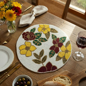 Set de table rond fait main avec des perles et broderie florale dorée sur fond en coton - Product Image 6