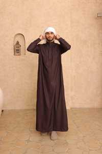 Abaya d'hiver respirante et légère pour hommes musulmans, grande taille, 100 % polyester, style vintage, longueur au sol, manches longues, simple et uni - Product Image 4