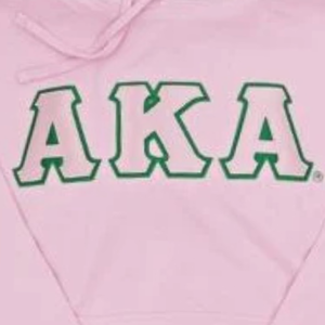 เสื้อฮู้ด AKA สีชมพูอ่อน พร้อมตัวอักษร AKA ปักด้วยไหมพรมสีเขียวและสีขาว เสื้อผ้าสำหรับสตรีในกลุ่มเพื่อนร่วมชั้นเรียน - Product Image 6