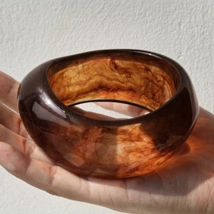 Bracelet large artisanal en résine ambre marron de luxe, marbré, fait main, pour femme, bijou élégant et tendance, cadeau et vente en gros - Product Image 1