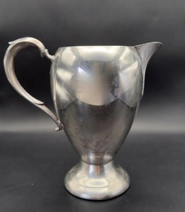 Jarra de acero inoxidable plateada, duradera, ideal para servir café, leche, cerveza y otras bebidas en el hogar y en eventos. - Product Image 3