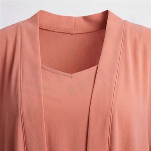 ชุดกิโมโนแบบ OEM ปี 2025 เสื้อคลุมอาบายะ ผ้าโพลีเอสเตอร์เนื้อนุ่ม ยืดหยุ่นสูง หนาขึ้น สำหรับผู้หญิงมุสลิม คอวี แขนยาว เหมาะสำหรับงานปาร์ตี้ รอมฎอน งานแต่งงาน - Product Image 4