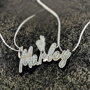 จี้เพชรโมอิสซาไนต์ทรงบาแกตต์แบบคลาสสิก ปรับแต่งได้ ตัวอักษรภาษาอังกฤษ ชื่อสั้น ตัวอักษรภาษาไทย  ประดับเพชร  วัสดุเงินแท้ 925  ของขวัญวันครบรอบ - Product Image 1