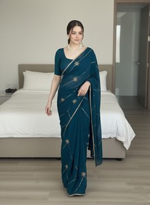 Elegante sari de seda color verde azulado con bordados y bordes dorados, combinado con una blusa completamente cosida, ropa tradicional de boda para mujer. - Product Image 2