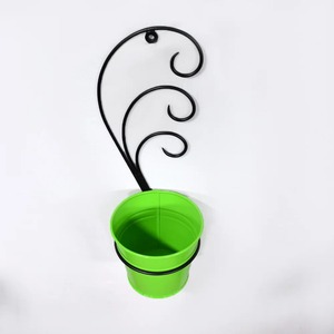Pot de fleurs suspendu moderne en métal avec cadre elliptique pour la présentation de plantes vertes à fixer au mur - Product Image 4