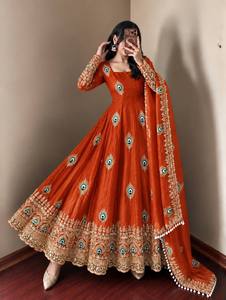 Ensemble de robe en soie Fendy pour femme avec broderie lourde de sequins, dupatta en dentelle fantaisie, longueur cheville, séchage rapide, extensible, élégant, ethnique - Product Image 3