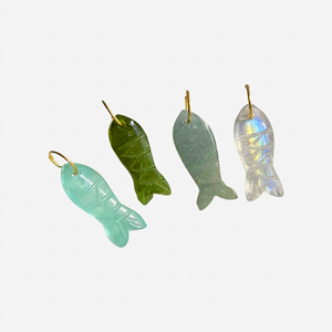 Colgante de Pez Aguamarina Tallado a Mano, Amuleto de Cristal con Aro Dorado, Joyería Inspirada en el Océano - Product Image 5