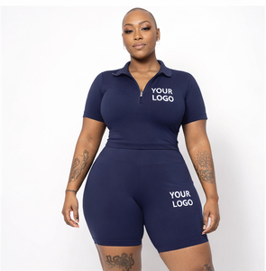Ensemble deux pièces de sport avec logo personnalisé, comprenant un crop top et un short cycliste à col zippé, pour le yoga, la gym et le fitness, disponible en grandes tailles. - Product Image 1