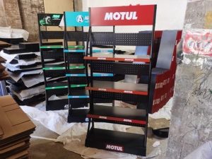 Présentoir en métal perforé sur mesure à 4 niveaux, robuste, pour huiles moteur et batteries de voiture, avec en-tête personnalisable - Product Image 4