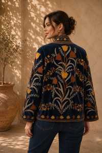 Abrigo de Invierno de Terciopelo Lujoso con Motivos Botánicos, Bordado Floral Intrincado Inspirado en la Arte Tradicional Uzbeko, Chaqueta para Mujer - Product Image 2