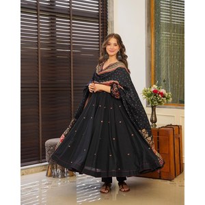 ชุดอานาร์กาลีผ้าฝ้ายสีดำสวยงามแบรนด์ Bhanderi พร้อมผ้าคลุมไหล่และกางเกงพิมพ์ลายดิจิทัลสำหรับงานปาร์ตี้ - Product Image 1