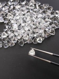 Topacio Blanco Natural de 5.5MM con Corte Trillón, Gema Suelta de la Mejor Calidad para la Fabricación de Joyas - Product Image 3