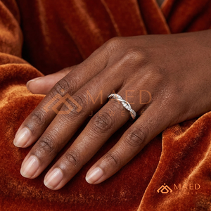 แหวนเงินแท้ 925 ดีไซน์เกลียวอินฟินิตี้ประดับโมอิสซาไนต์ แหวนแต่งงานแบบถักประกายระยิบระยับสำหรับผู้หญิง เครื่องประดับเพชรแล็บสำหรับงานหมั้น - Product Image 4