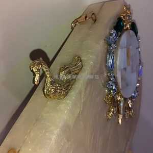Elegante bolso de mano de resina perlada con borde de cristal y cierre dorado, hecho a mano para bodas, fiestas y eventos especiales. - Product Image 3
