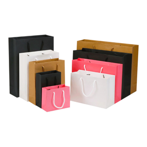 ถุงกระดาษคราฟท์รีไซเคิลรักษ์โลกแบบกำหนดเอง พร้อมเคลือบลามิเนต หูหิ้วสีพื้นทรงสี่เหลี่ยม สำหรับบรรจุภัณฑ์ของขวัญเสื้อผ้าหรูหรา - Product Image 3