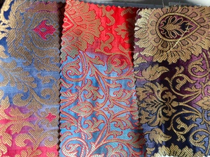 Tissu brocart de qualité supérieure avec un toucher zari et un jacquard métallique - Product Image 3