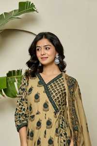 Ensemble Anarkali en coton beige premium 60x60 imprimé à la main avec kurta imprimé, pantalon assorti et dupatta pour femme - Product Image 3