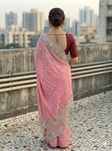 Vêtements ethniques élégants pour femmes : Saree Gold Crush avec broderie multi-fils lourde et riche - Product Image 3